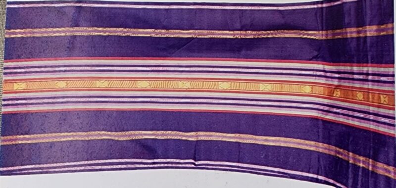 Nama Sundawa merupakan nama sungai yang ada di wilayah selatan Desa Pringgasela. Dinamakan motif
Sundawa karena orang tua di Pringgasela dahulunya sebelum menenun sering berimajinasi di pinggir Sungai Sundawa sambil menikmati aliran air sungai. Dari
hasil imajinasi ini kemudian lahirlah motif tenun yang dinamakan Sundawa (Foto: Pikong)