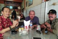 AB Iwan Azis (kanan) dan Albert Liongady Liong (kiri), di Warkop Phoenam, Jalan Jampea (Foto:i st)