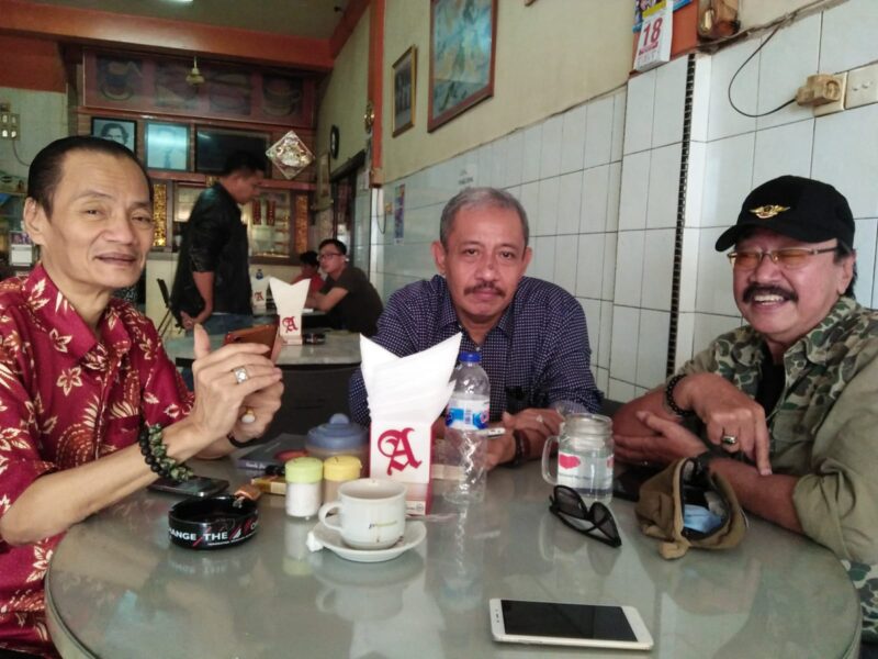 AB Iwan Azis (kanan) dan Albert Liongady Liong (kiri), di Warkop Phoenam, Jalan Jampea (Foto:i st)