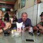 AB Iwan Azis (kanan) dan Albert Liongady Liong (kiri), di Warkop Phoenam, Jalan Jampea (Foto:i st)