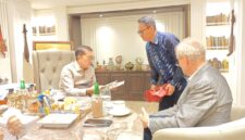 Prof Dr. H. Fadli Zon, S.S., M.Sc, (kiri), Dr Ahmad Nuralam, S.H., M.H.(tengah), dan Michael Abbot (kanan).   Percakapan mengalir mulai dari perkembangan literasi budaya, promosi kain tradisional Indonesia, hingga upaya memperkuat diplomasi budaya melalui publikasi internasional. (Foto: Museum Negeri NTB)