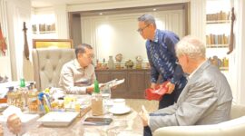 Prof Dr. H. Fadli Zon, S.S., M.Sc, (kiri), Dr Ahmad Nuralam, S.H., M.H.(tengah), dan Michael Abbot (kanan).   Percakapan mengalir mulai dari perkembangan literasi budaya, promosi kain tradisional Indonesia, hingga upaya memperkuat diplomasi budaya melalui publikasi internasional. (Foto: Museum Negeri NTB)