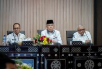 Asisten 1 Setda Kota Mataram Lalu Martawang (kiri), Wakil Wali Kota Mataram TGH. Mujiburrahman (tengah), dan Akademisi Universitas Bumi Gora Prof. H.Tajuddin (kanan). Transformasi digital membutuhkan kesinambungan kebijakan, peningkatan kapasitas sumber daya manusia, serta adaptasi terhadap perkembangan teknologi yang terus berubah (Foto: PPID Kota Mataram)