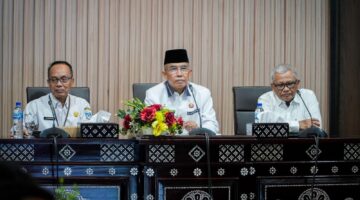 Asisten 1 Setda Kota Mataram Lalu Martawang (kiri), Wakil Wali Kota Mataram TGH. Mujiburrahman (tengah), dan Akademisi Universitas Bumi Gora Prof. H.Tajuddin (kanan). Transformasi digital membutuhkan kesinambungan kebijakan, peningkatan kapasitas sumber daya manusia, serta adaptasi terhadap perkembangan teknologi yang terus berubah (Foto: PPID Kota Mataram)
