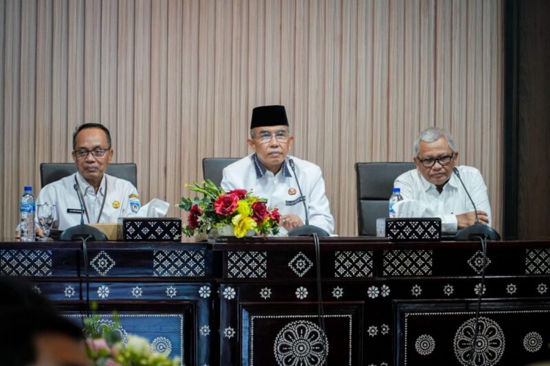 Asisten 1 Setda Kota Mataram Lalu Martawang (kiri), Wakil Wali Kota Mataram TGH. Mujiburrahman (tengah), dan Akademisi Universitas Bumi Gora Prof. H.Tajuddin (kanan). Transformasi digital membutuhkan kesinambungan kebijakan, peningkatan kapasitas sumber daya manusia, serta adaptasi terhadap perkembangan teknologi yang terus berubah (Foto: PPID Kota Mataram)