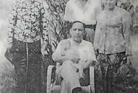 Ajoeba Wartabone (duduk menggendong) berfoto bersama keluarganya (Foto: ist/ceraken.id)