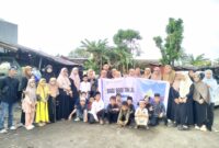 Perwakilan murid-murid kelas 1-6 dalam kegiatan bagi-bagi takjil, sebagai implementasi program inovasi INSAN (Foto: ist/ceraken.id)