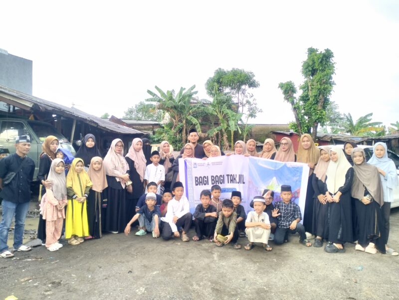 Perwakilan murid-murid kelas 1-6 dalam kegiatan bagi-bagi takjil, sebagai implementasi program inovasi INSAN (Foto: ist/ceraken.id)