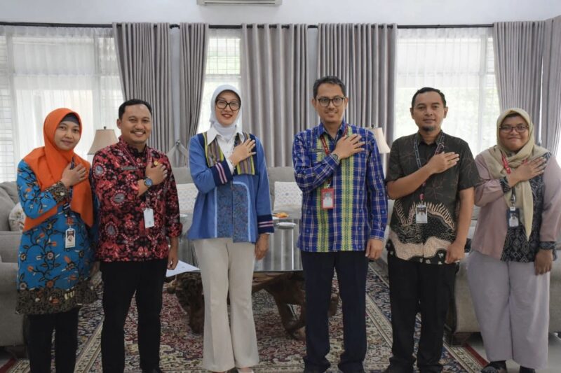 Wastra Lombok, menurut Bunda Sinta (ketiga dari kiri), memiliki potensi besar untuk dikenal lebih luas dan diapresiasi secara global (Foto: pemprov ntb/ceraken.id)