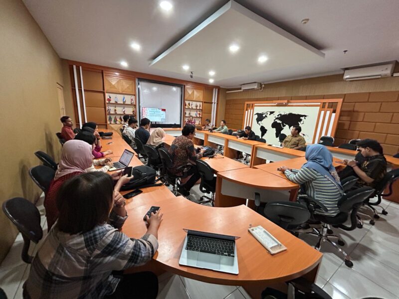Kurikulum yang adaptif menjadi kunci untuk menyiapkan lulusan yang tidak hanya memahami teori, tetapi juga mampu beradaptasi dengan dinamika industri (Foto: ist/ceraken.id)