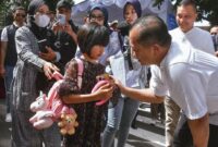 Lalu Muhamad Iqbal (kanan). Pemerintah Provinsi NTB berkomitmen untuk terus meningkatkan kapasitas program mudik gratis (Foto: pemprov ntb/ceraken.id)