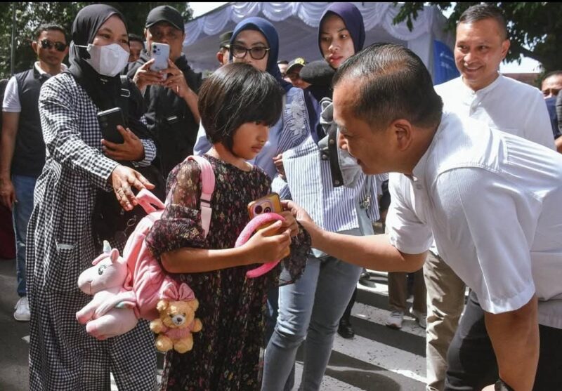 Lalu Muhamad Iqbal (kanan). Pemerintah Provinsi NTB berkomitmen untuk terus meningkatkan kapasitas program mudik gratis (Foto: pemprov ntb/ceraken.id)