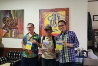 Kepala Museum NTB, Ahmad Nuralam (kanan), tengah mendorong transformasi museum menjadi “ruang hidup”,  sebuah ruang yang tidak hanya menyimpan benda, tetapi juga merawat makna (Foto: ceraken.id)