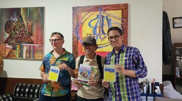 Kepala Museum NTB, Ahmad Nuralam (kanan), tengah mendorong transformasi museum menjadi “ruang hidup”,  sebuah ruang yang tidak hanya menyimpan benda, tetapi juga merawat makna (Foto: ceraken.id)