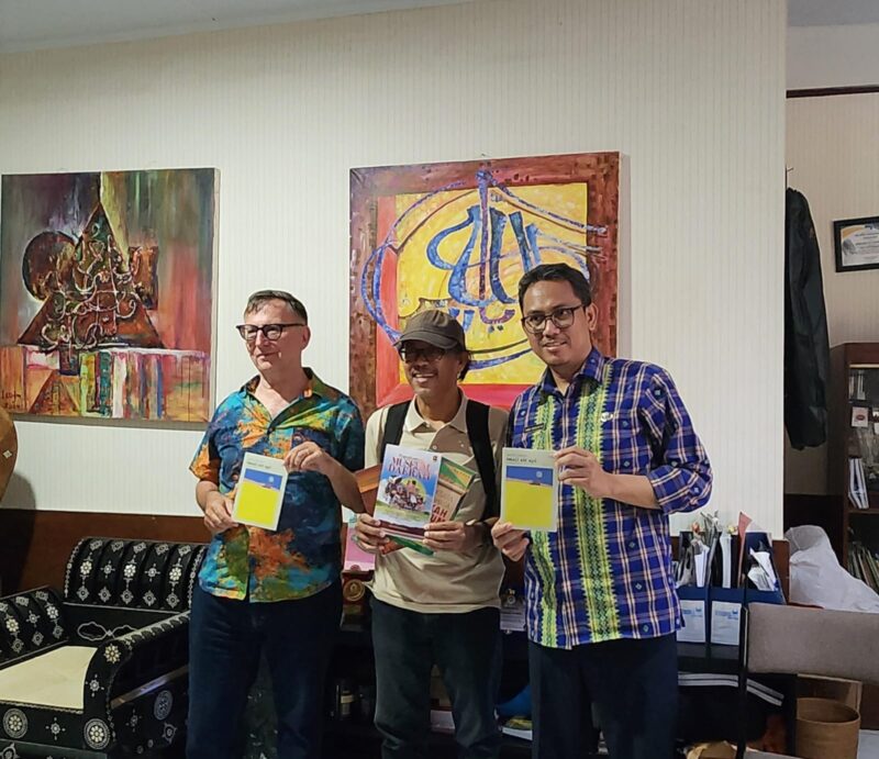 Kepala Museum NTB, Ahmad Nuralam (kanan), tengah mendorong transformasi museum menjadi “ruang hidup”,  sebuah ruang yang tidak hanya menyimpan benda, tetapi juga merawat makna (Foto: ceraken.id)