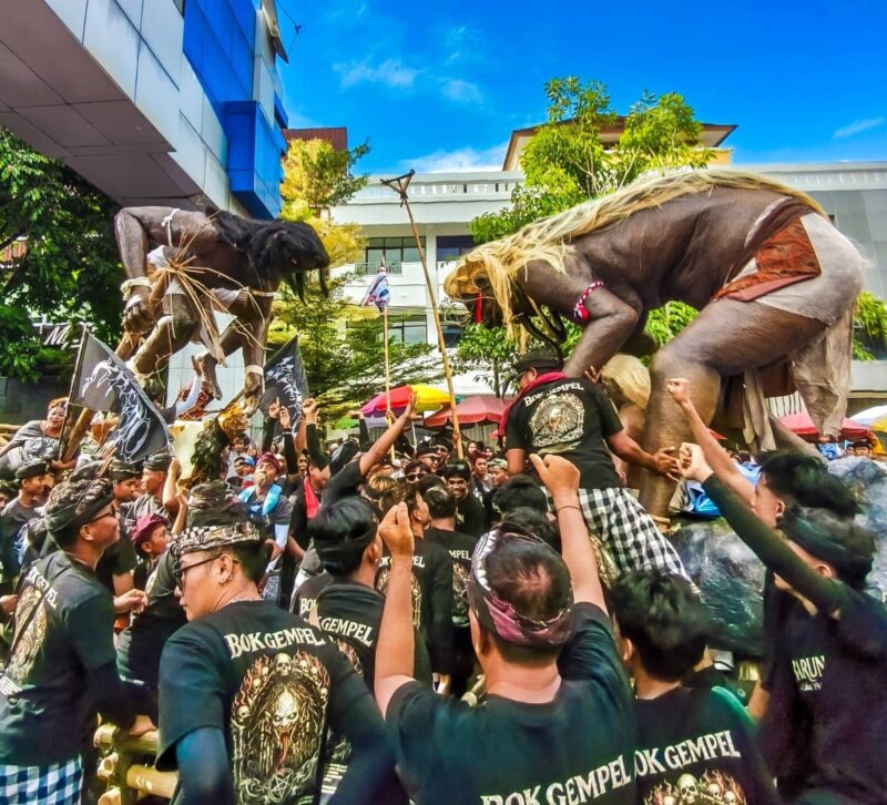 Ogoh-ogoh itu akan dilebur, sebagaimana tradisinya. Namun pesan yang dibawanya tidak ikut hilang (Foto: pemprov ntb/ceraken.id)