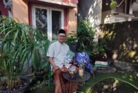Penulis, Buku "Ajoeba  Wartabone, dan di depan rumahnya (Foto: ist/ceraken.id) 