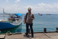 Penulis, sesaat tiba di dermaga Pulau Barrang Lompo (Foto: ist/ceraken.id)