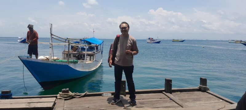 Penulis, sesaat tiba di dermaga Pulau Barrang Lompo (Foto: ist/ceraken.id)