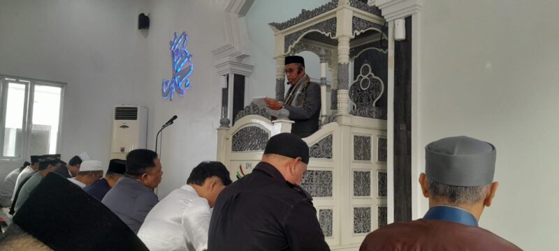 Ustaz Ambo Ako, S.Ag, M.Pd.I, Khatib sholat Ied perdana di Masjid Ashabul Jannah Makassar (Foto: rt/ceraken.id)