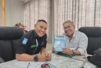 Cukup Wibowo (kanan). Publik dapat membaca kembali jejak kepemimpinan Almarhum dr. Jack (kiri) (Foto: ist/ceraken.id)