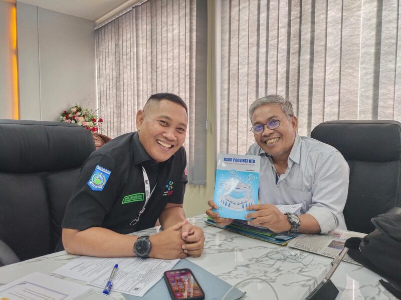 Cukup Wibowo (kanan). Publik dapat membaca kembali jejak kepemimpinan Almarhum dr. Jack (kiri) (Foto: ist/ceraken.id)