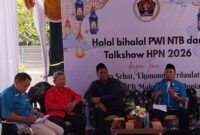 Agus Purbathin Hadi (kedua dari kiri, busana merah). Literasi media juga berfungsi menekan penyebaran hoaks dan memperkuat demokrasi partisipatif (Foto: ist/ceraken.id)