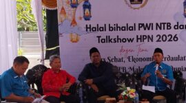 Agus Purbathin Hadi (kedua dari kiri, busana merah). Literasi media juga berfungsi menekan penyebaran hoaks dan memperkuat demokrasi partisipatif (Foto: ist/ceraken.id)