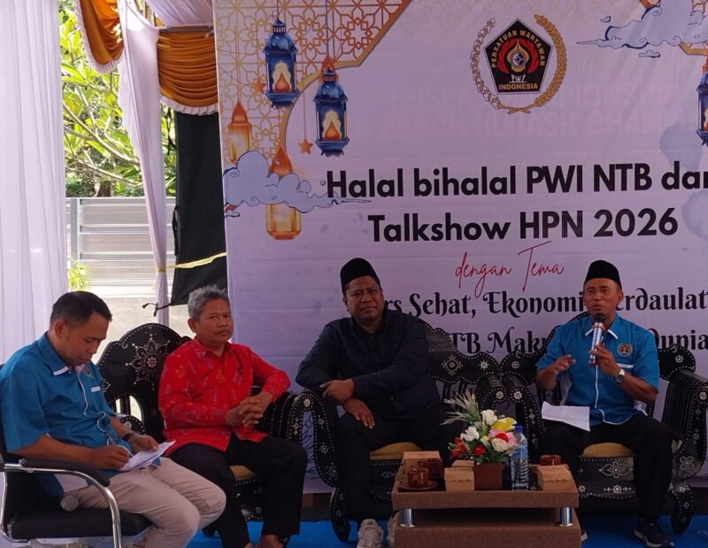 Agus Purbathin Hadi (kedua dari kiri, busana merah). Literasi media juga berfungsi menekan penyebaran hoaks dan memperkuat demokrasi partisipatif (Foto: ist/ceraken.id)