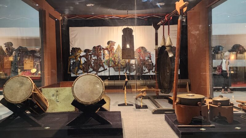 Gamelan Wayang Sasak, yang tersimpan, menjadi simbol bahwa budaya bukan sekadar benda, melainkan pengalaman yang harus terus dihidupkan    (Foto: aks/ceraken.id)