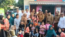 Kartini Ismail (berdiri di tengah memegang mic), saat kunjungan, yang dihadiri Ibu Melinda Aksa, istri Walikota Makassar, dan berapa pimpinan SKPD (Foto: ist/ceraken.id)