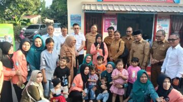 Kartini Ismail (berdiri di tengah memegang mic), saat kunjungan, yang dihadiri Ibu Melinda Aksa, istri Walikota Makassar, dan berapa pimpinan SKPD (Foto: ist/ceraken.id)