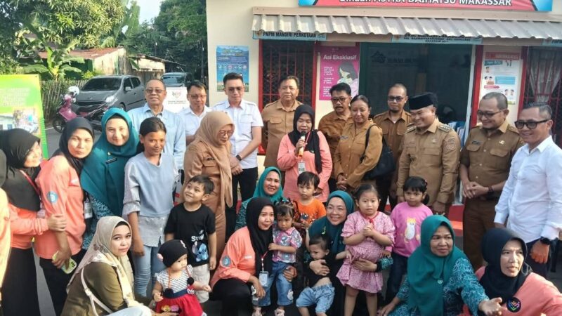 Kartini Ismail (berdiri di tengah memegang mic), saat kunjungan, yang dihadiri Ibu Melinda Aksa, istri Walikota Makassar, dan berapa pimpinan SKPD (Foto: ist/ceraken.id)