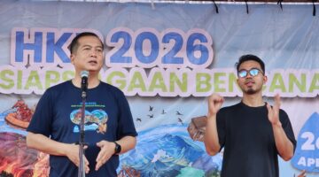 Gubernur NTB, Lalu Muhammad Iqbal (kiri),“No one left behind.” Kesiapsiagaan harus dirancang dengan perspektif yang lebih adil, memastikan semua orang memiliki akses terhadap informasi, perlindungan, dan jalur penyelamatan yang aman (Foto: aks/ceraken.id)
