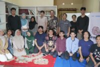 Ridwan Mappa (berdiri tiga dari kanan) bersama narasumber Rusdin Tompo (baju batik, di belakang) dan peserta Co-Creation Inklusif yang diadakan di Sekretariat Yayasan PerDIK (foto: ist/ceraken.id)