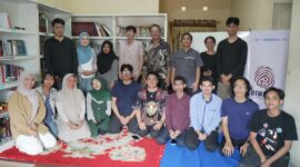 Ridwan Mappa (berdiri tiga dari kanan) bersama narasumber Rusdin Tompo (baju batik, di belakang) dan peserta Co-Creation Inklusif yang diadakan di Sekretariat Yayasan PerDIK (foto: ist/ceraken.id)