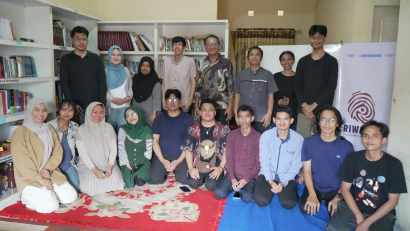 Ridwan Mappa (berdiri tiga dari kanan) bersama narasumber Rusdin Tompo (baju batik, di belakang) dan peserta Co-Creation Inklusif yang diadakan di Sekretariat Yayasan PerDIK (foto: ist/ceraken.id)