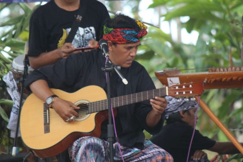 Soni Hendrawan. Ampenan Groove bukan hanya karya lokal yang lahir dari ruang geografis tertentu, tetapi juga memiliki resonansi yang melampaui batas wilayah (Foto: ist / ceraken.id)