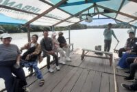 Penulis dan Tim WRI  menyusuri Sungai Tallo menuju Pulau Lakkang (Foto: ist/ceraken.id)