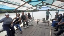 Penulis dan Tim WRI  menyusuri Sungai Tallo menuju Pulau Lakkang (Foto: ist/ceraken.id)