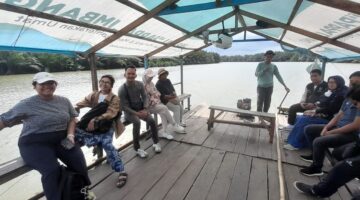 Penulis dan Tim WRI  menyusuri Sungai Tallo menuju Pulau Lakkang (Foto: ist/ceraken.id)