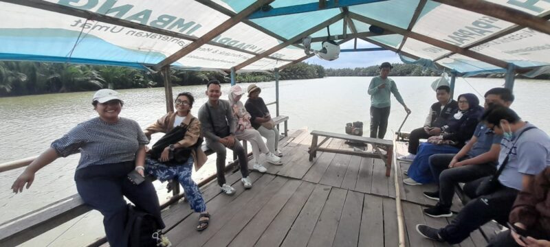 Penulis dan Tim WRI  menyusuri Sungai Tallo menuju Pulau Lakkang (Foto: ist/ceraken.id)