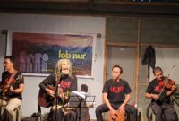 Yoiakustik. ia cukup hadir lewat petikan gitar, gesekan biola, ketukan cajón, dan lirik yang membuat seseorang pulang dengan kesadaran baru (Foto: aks / ceraken.id)