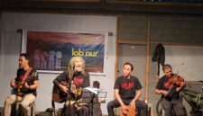 Yoiakustik. ia cukup hadir lewat petikan gitar, gesekan biola, ketukan cajón, dan lirik yang membuat seseorang pulang dengan kesadaran baru (Foto: aks / ceraken.id)