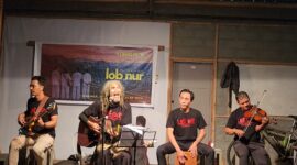 Yoiakustik. ia cukup hadir lewat petikan gitar, gesekan biola, ketukan cajón, dan lirik yang membuat seseorang pulang dengan kesadaran baru (Foto: aks / ceraken.id)