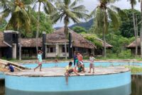 Ikan-ikan di kolam itu sejatinya lebih senang bermain dengan anak-anak (Foto: ss/ceraken.id)
