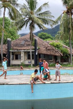 Anak-Anak Mancing di Kolam Renang
