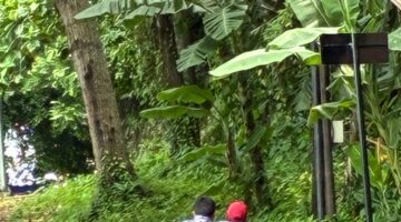  Meskipun ia sudah beberapa kali memotret murid menenteng sepatu di tepi jalan, tapi tetap saja ingin mengabadikannya (Foto: ss / ceraken.id)