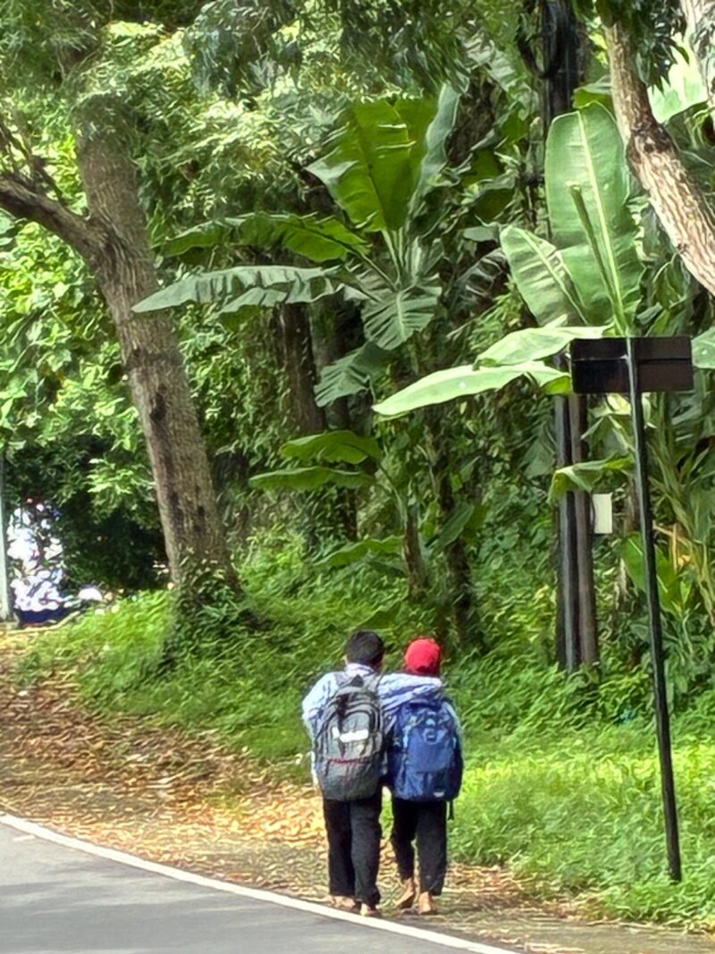  Meskipun ia sudah beberapa kali memotret murid menenteng sepatu di tepi jalan, tapi tetap saja ingin mengabadikannya (Foto: ss / ceraken.id)