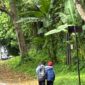  Meskipun ia sudah beberapa kali memotret murid menenteng sepatu di tepi jalan, tapi tetap saja ingin mengabadikannya (Foto: ss / ceraken.id)